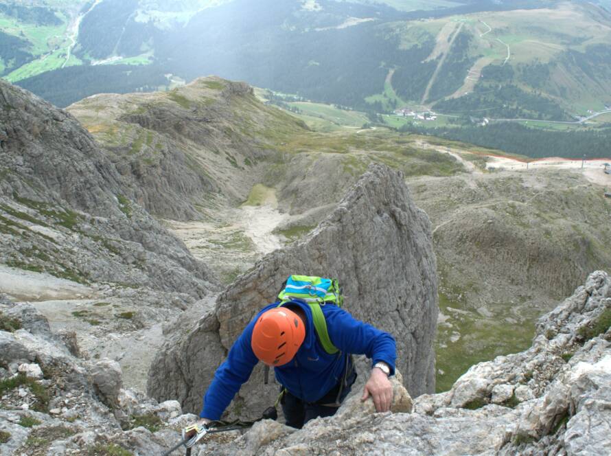 Lider escalando m montaña.