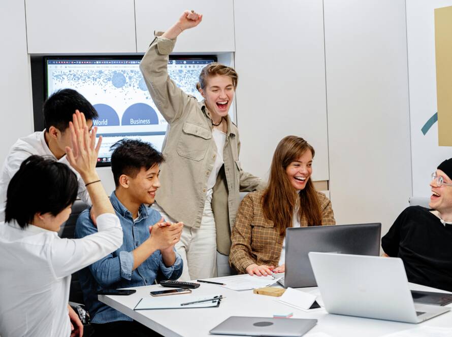 Líder y equipo celebrando logros.